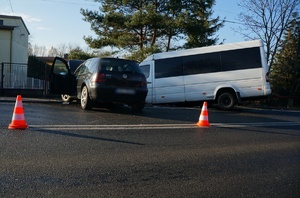 Miejsce wypadku. Dwa uczestniczące w nim samochody widać od tyłu. Na pierwszym planie jezdnia i pachołki drogowe