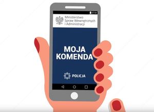 MOJA KOMENDA Policja. Na telefonie wyświetla się aplikacja Moja Komenda