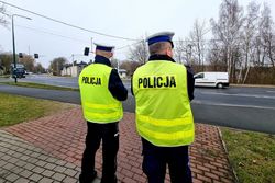 Policjanci z ruchu drogowego czuwajacy nad bezpieczeństwem