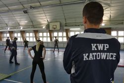 policjant w czasie ćwiczeń sprawnościowych
