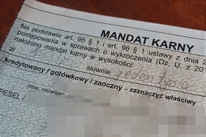 Fragment mandatu nałożonego na kierowcę za przekroczenie prędkości, na którym widnieje kwota 1500 złotych