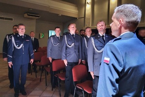 Dowódca uroczystości składa meldunek Zastępcy Komendanta Wojewódzkiego Policji w Katowicach. W tle, w pozycji na baczność stoją policjanci w galowym umundurowaniu