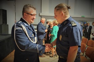 Komendant Powiatowy Policji w Bieruniu przyjmuje życzenia od Komendanta Straży Miejskiej w Bieruniu