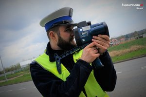 Policjant mierzący prędkość nadjeżdżających pojazdów