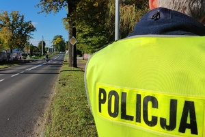 Policjant mierzący prędkość w obrębie przejścia dla pieszych