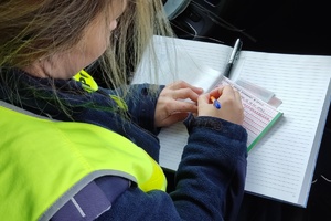 Policjantka wypisująca mandat karny