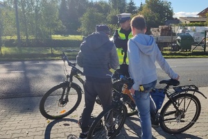 Policjant kontrolujący rowerzystów
