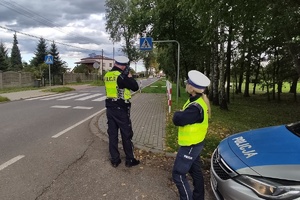 Policjanci mierzący prędkość w rejonie przejścia dla pieszych