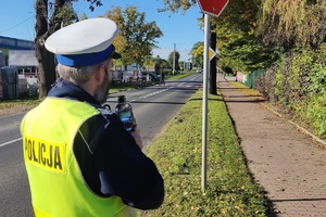 Policjant mierzący prędkość w rejonie przejścia dla pieszych