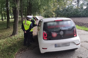 Policjanci w czasie kontroli drogowej