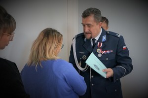 Komendant Powiatowy Policji w Bieruniu wręcza pracownicy cywilnej list gratulacyjny