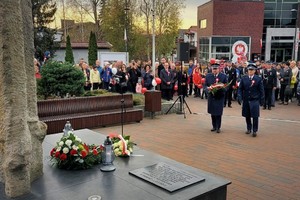 Policjanci składają wieniec pod pomnikiem podczas obchodów święta w Imielinie