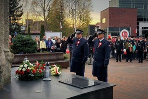 Policjanci składają wieniec pod pomnikiem podczas obchodów święta w Imielinie