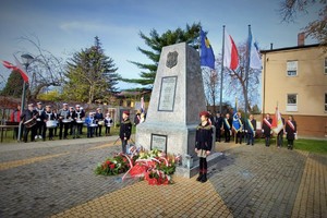 Uroczyste obchody Święta Niepodległości w Bieruniu. Na zdjęciu widać pomnik