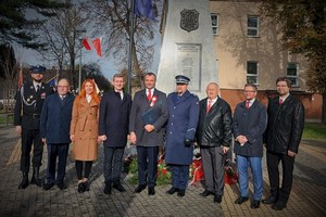 Uczestnicy uroczystych obchodów, wśród których jest Komendant Powiatowy Policji w Bieruniu, pozują do zdjęcia