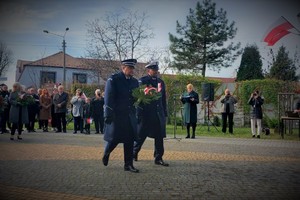 Policjanci składają wieniec pod pomnikiem podczas obchodów święta w Bieruniu