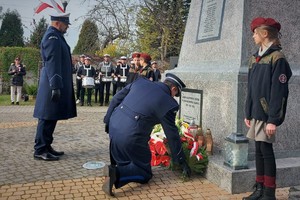 Policjanci składają wieniec pod pomnikiem podczas obchodów święta w Bieruniu