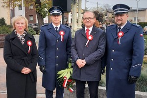 Komendant bieruńskiej Policji i jego zastępca wraz z burmistrzem Imielina pozują do zdjęcia