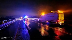 Zdjęcie wykonane w porze nocnej, przedstawiające miejsce wypadku. Jezdnię oświetlają światła z pojazdów służb. Autor zdjęcia: Ochotnicza Straż Pożarna Bieruń