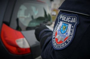 Zdjęcie: zbliżenie na ramię policjanta, na którym znajduje się emblemat Komendy Powiatowej Policji w Bieruniu