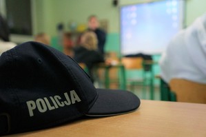 Na zdjęciu widać czapkę policyjną z napisem POLICJA