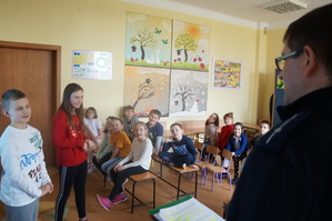 Na zdjęciu widzimy policjanta rozmawiającego z dziećmi