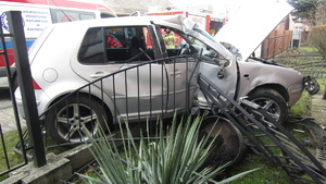 Na zdjęciu widzimy rozbite auto przez nietrzeźwego kierującego