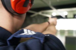 Na zdjęciu widzimy policjanta trzymającego broń