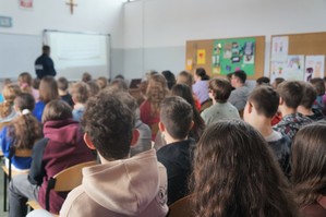 Na zdjęciu widzimy policjanta oraz uczniów z którymi była przeprowadzana profilaktyka