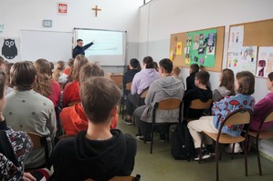 Na zdjęciu widzimy policjanta oraz uczniów z którymi była przeprowadzana profilaktyka