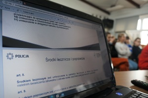 Na zdjęciu widzimy policjanta oraz uczniów z którymi była przeprowadzana profilaktyka