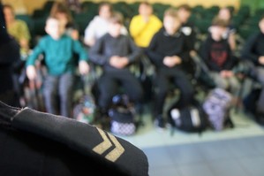 Na zdjęciu widzimy uczniów oraz policjantów w czasie spotkania interwencyjnego