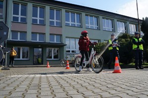 Na zdjęciu widzimy policjanta wraz z uczestnikami Powiatowego Turnieju Bezpieczeństwa w Ruchu Drogowym