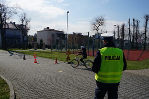 Na zdjęciu widzimy policjanta wraz z uczestnikami Powiatowego Turnieju Bezpieczeństwa w Ruchu Drogowym