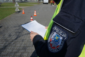 Na zdjęciu widzimy policjanta