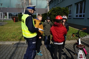 Na zdjęciu widzimy policjanta wraz z uczestnikami Powiatowego Turnieju Bezpieczeństwa w Ruchu Drogowym