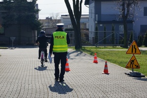 Na zdjęciu widzimy policjanta wraz z uczestnikami Powiatowego Turnieju Bezpieczeństwa w Ruchu Drogowym