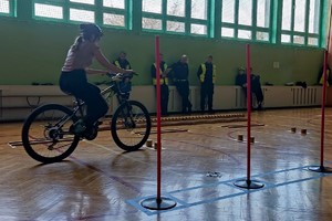 Na zdjęciu widzimy policjanta wraz z uczestnikami Powiatowego Turnieju Bezpieczeństwa w Ruchu Drogowym