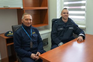 Na zdjęciu widzimy policjanta wraz z funkcjonariuszem straży miejskiej w Lędzinach