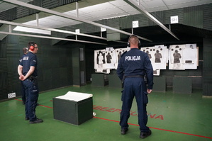 Na zdjęciu widzimy policjantów w czasie treningu strzeleckiego