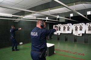 Na zdjęciu widzimy policjantów w czasie treningu strzeleckiego