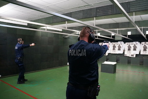 Na zdjęciu widzimy policjantów w czasie treningu strzeleckiego