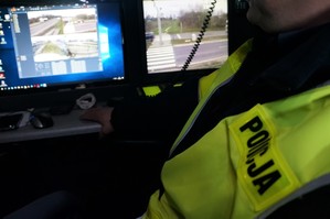 Na zdjęciu widzimy policjanta w środku Ruchowego Systemu Dowodzenia