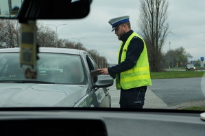 Na zdjęciu widzimy policjanta w czasie kontroli drogowej