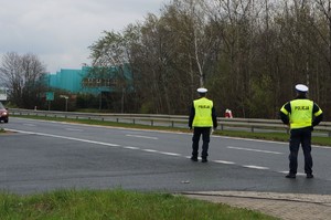 Na zdjęci widzimy policjantów czekających na możliwość bezpiecznego zatrzymania kierującego, który popełnił wykroczenie