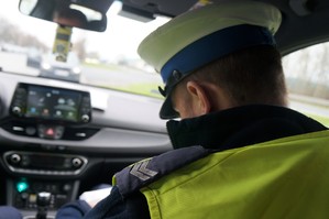 Na zdjęciu widzimy policjanta w środku rodjowozu