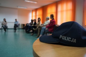 Na zdjęciu widzimy policjantów w czasie spotkania z przewodniczącymi i członkami zespołów interdyscyplinarnych