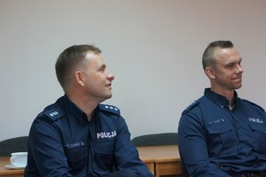 Na zdjęciu widzimy policjantów w czasie spotkania z przewodniczącymi i członkami zespołów interdyscyplinarnych