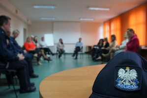 Na zdjęciu widzimy policjantów w czasie spotkania z przewodniczącymi i członkami zespołów interdyscyplinarnych