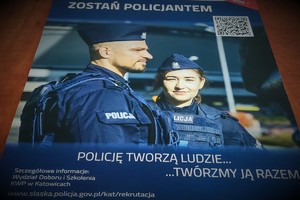 Na zdjęciu widzimy plakat, na którym jest napisane Zostań Policjantem oraz Policję Tworzą Ludzie...Twórzmy ją razem.